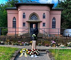 Trauerfeier im Freien auf dem Friedhof in Blankenburg